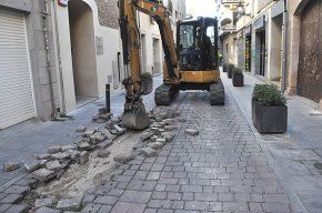 Comença la reparació dels trams de paviment enfonsat al carrer de Sant Plàcid