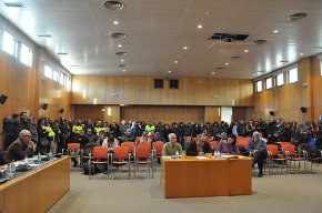 Una setantena de treballadors protesten al ple i denuncien que la situació laboral és "alarmant"