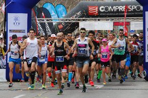 2.000 atletes corren pels carrers de Cambrils en la sisena Mitja Marató