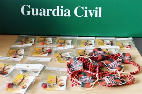 Decomissen 40 polseres d'un comerç cambrilenc elaborades amb llavors tòxiques