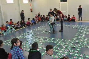 L'escola Marinada se suma el projecte internacional Catifa de Sierpinski fent un fractal de 25 metres quadrats