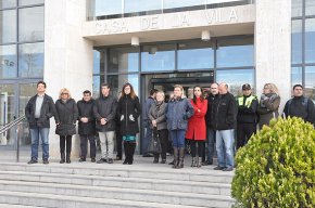 L'Ajuntament de Cambrils guarda un minut de silenci en record a les víctimes de l'accident d'avió als Alps