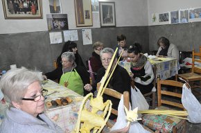 El taller artesanal de la família Nat Olivé confecciona les palmes i palmons que es lluiran aquest Diumenge de Rams