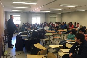 L'escriptor Àngel Burgas visita les aules de l'Institut Ramon Berenguer IV
