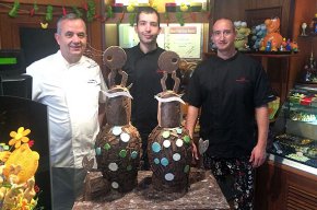 Pastisseria La Font converteix l'escultura "En el Pla de les Serenes" en una figura de xocolata
