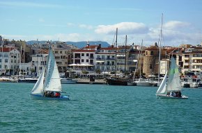 Un grup d'alumnes d'un col·legi d'Àlaba fa un bateig de vela al Club Nàutic