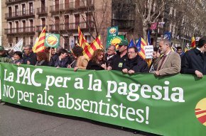 Uns 500 pagesos catalans es manifesten a Madrid per reclamar preus justos i contra laplicació de la Política Agrària Comuna