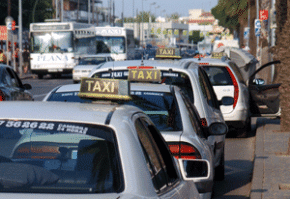 Desacord amb les bases i ladjudicació de les llicències de taxi