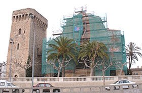 Es restaura lesgrafiat de la façana del santuari de la Mare de Déu del Camí