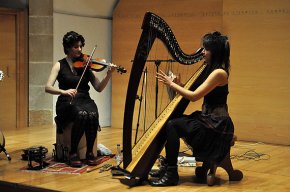 Fascinant actuació d'Anna Amigó i Eva Genniaux a la Cripta amb lespectacle Formiga & Cigale