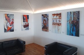 La cambrilenca Dolors Castells presenta la seva obra pictòrica al Club Nàutic