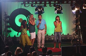 FA 10 ANYS: L'intens xàfec caigut ahir va ser el protagonista de la gravació del programa "Cantamania" a Cambrils
