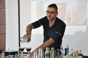 Adrián Batlle, un dels millors bàrmans del món, visita l'Escola d'Hoteleria i Turisme