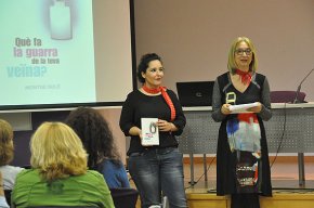 Montse Solé presenta la seva novel·la amb el suggeridor títol "Què fa la guarra de la teva veïna?"
