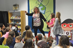 Tarda d'activitats a la Biblioteca amb el contacontes "Els superherois de la sang" i el Brindis amb lletres per celebrar Sant Jordi