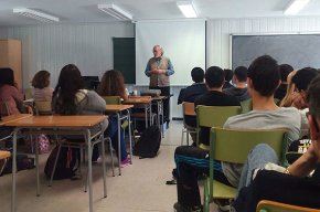 El missioner Antoni Calvera explica la seva experiència a l'institut Ramon Berenguer IV