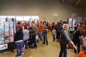 Exposició artística de l'alumnat de l'escola La Bòbila amb motiu de Sant Jordi