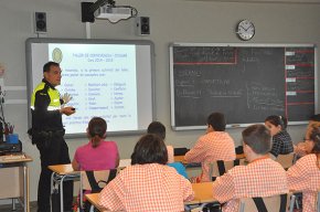 Escolars cambrilencs participen a l'activitat Convivència i civisme de la Policia Local