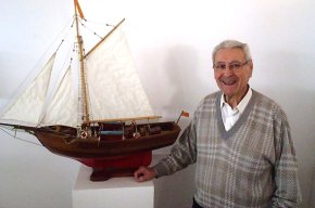 Joan Vives, mestre d'aixa, presenta les seves maquetes al Club Nàutic