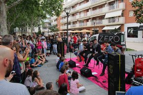 La moda i la música en directe protagonitzen la campanya comercial 'Cambrils comerç de nit'