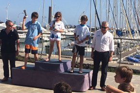 Les regatistes del CN Cambrils, Natalia Garcia i Carla Vallverdú, pugen al podri del Trofeu Primavera d'Optimist a Salou