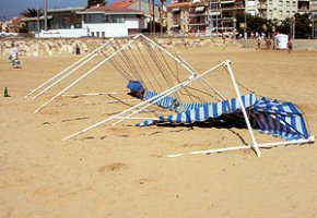 Apareixen destrossats, dues vegades aquest estiu, els tendals instal·lats a la platja del Regueral