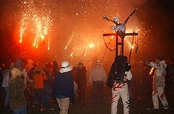 La 13a Nit del Foc encén el barri antic