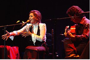 La cantant Estrella Morente omple els jardins del Parc Samà en el seu concert a Cambrils