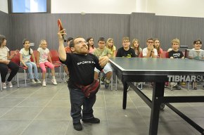 L'esportista Joan Pahisa, d'un metre d'alçada, acosta els valors de la discapacitat als alumnes del Cardenal Vidal i Barraquer