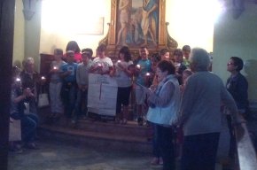 Mans Unides encén espelmes contra la fam al món