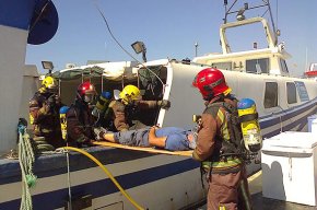 Simulacre dincendi i vessament de gasoil en un vaixell de pesca al port