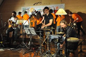 El cantautor Joan Colom omple la Cripta amb una proposta musical sorprenent i multidisciplinar