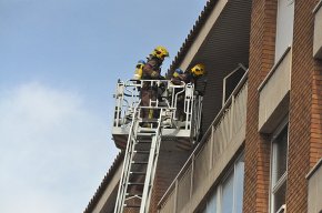 Un incendi destrueix un pis del carrer de Balears, a l'Eixample Platja