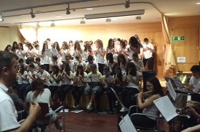 Alumnes de l'institut Ramon Berenguer IV actuen al Casal Municipal de la Gent Gran