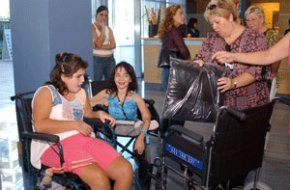 La cambrilenca Aroa Villar rep una cadira de rodes de la Fundación Vanessa