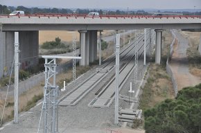 Es col·loquen les catenàries i les tanques de protecció del nou traçat ferroviari