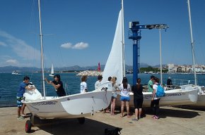 Una desena de joves realitzen un curs de monitor de vela de la Federació Catalana a Cambrils