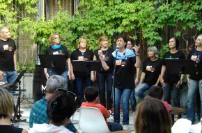 El Cor Gospel Blaus de Mar de l'Associació New Gospel de Cambrils actua al festival Simfònic