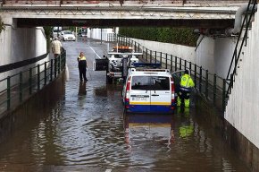 Un fort aiguat obliga a tallar el trànsit per l'avinguda de la Diputació