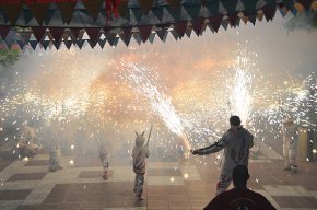 Bastoners i diables enceten els actes festius de la Festa Major de Sant Pere