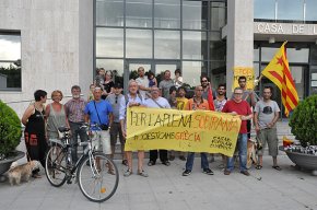 Una vintena de persones es manifesta en suport a Grècia en la concentració convocada pel Casal Popular