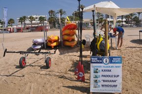 Quines activitats ofereix el Club Nàutic Cambrils a l'estiu?