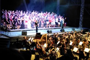 La Coral Verge del Camí actua al Camp de Mart de Tarragona amb el muntatge "El musical participatiu"