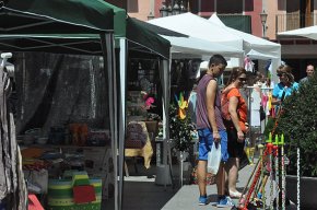 La plaça de la Vila acull una nova edició de la Fira Outlet de l'associació Vilacentre