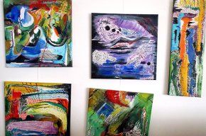 Núria Pons presenta una colorista mostra de la seva obra pictòrica al Club Nàutic