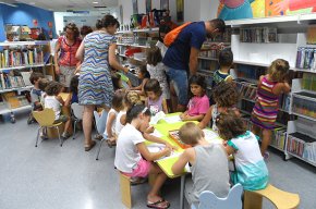 La Biblioteca combat la calor durant el mes dagost amb cursos, tallers i altres activitats 