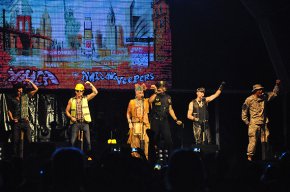 Els Village People rememoren els èxits de la música disco dels 80