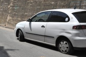 Punxen les rodes de cinc vehicles estacionats al barri de l'Eixample