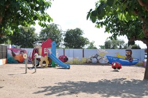 Es condiciona làrea de jocs del Camí de la Marina, al costat de lescola Marinada