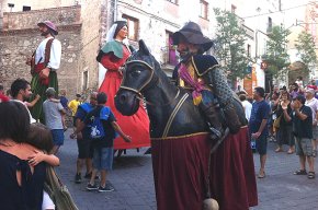 Tota l'Endenga participa a la cercavila gegantera de Mont-roig del Camp